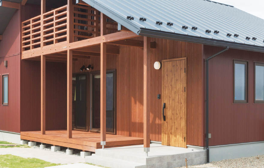 遊び心を満たす屋根付きのウッドデッキ